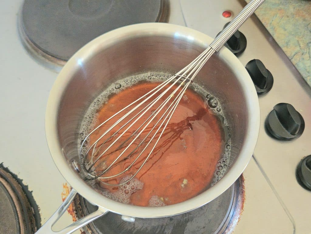 Mixing sweetener with gelatine. 