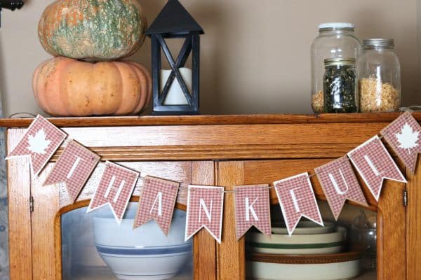 Homemade thanksgiving banner. Simple DIY fall craft idea.